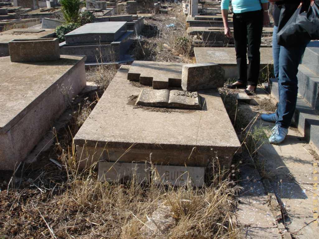 ORAN 10 2005 065 CIMETIERE DE TAMAZHOUET TOMBE D ANTOINE RUIZ MON ONCLE DECEDE A 14 ANS.JPG